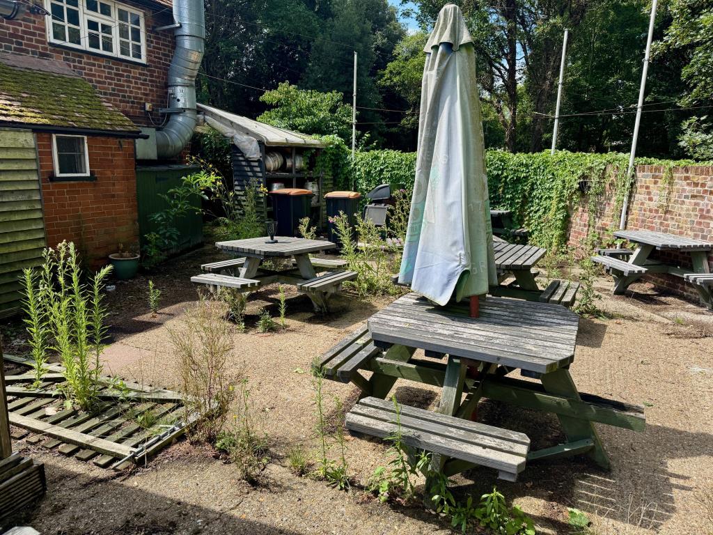 Lot: 84 - PERIOD FREE HOUSE PUBLIC HOUSE WITH FIRST FLOOR WITH POTENTIAL - Outside seating area